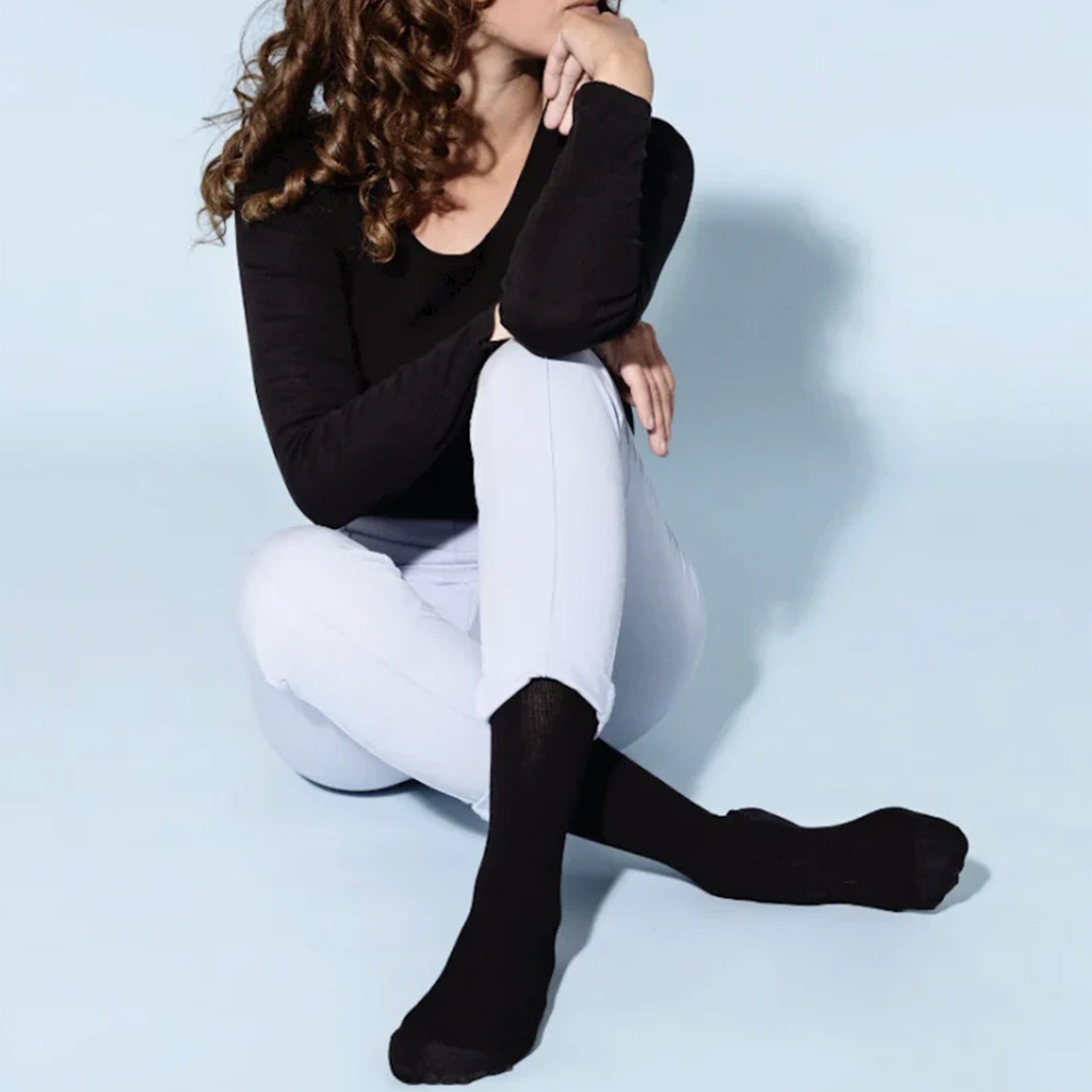 Støttestrømper i bomull, svart for hovne og slitne ben