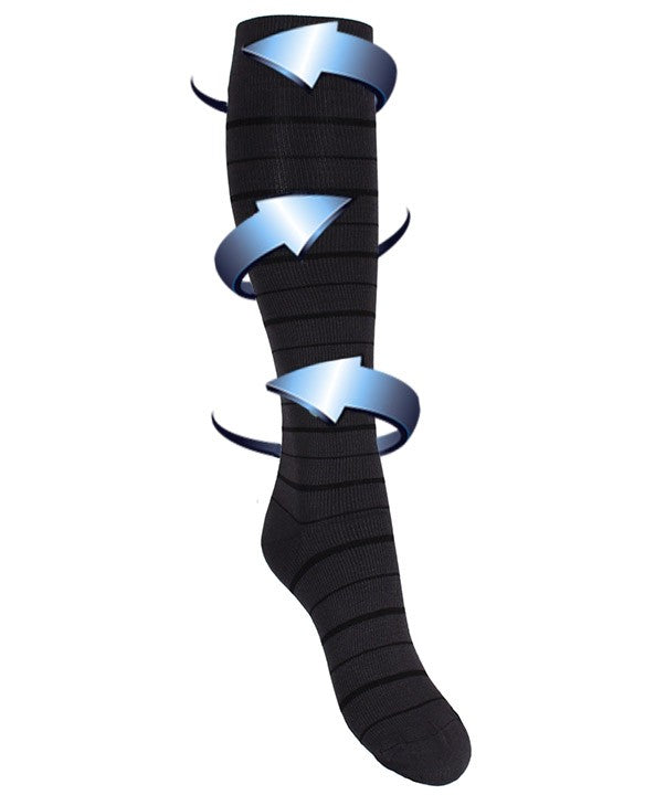 Støttestrømper med grå og svarte striper for hovne og slitne ben