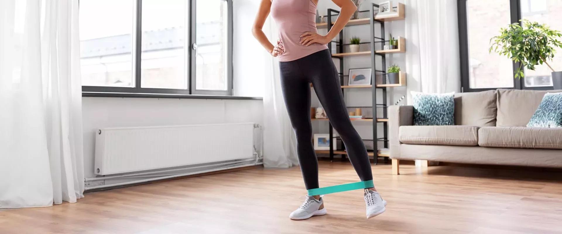 5 tips for trening med treningsbånd Bilde av person med treningsbånd festet over bena