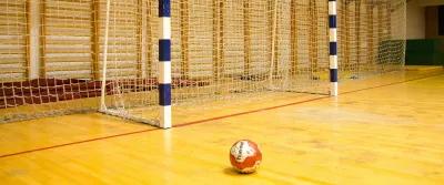 Slik forebygger du ankelskader i innendørsidrett – effektive tips & beskyttelse Bilde av en håndball på en håndballbane