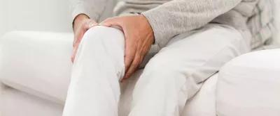 5 tips om hvordan du finner riktig knebeskyttere Bilde av person med knesmerter