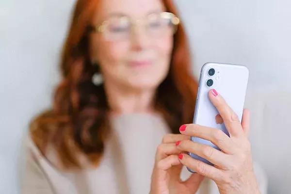 Person som sjekker telefonen sin