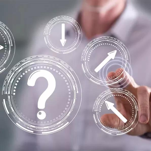Tips 3 – Stort utvalg er bra! Bilde av en person som utforsker sortimentet