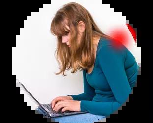 Kvinne med dårlig holdning sitter ved en datamaskin Kvinne med dårlig holdning sitter ved en datamaskin